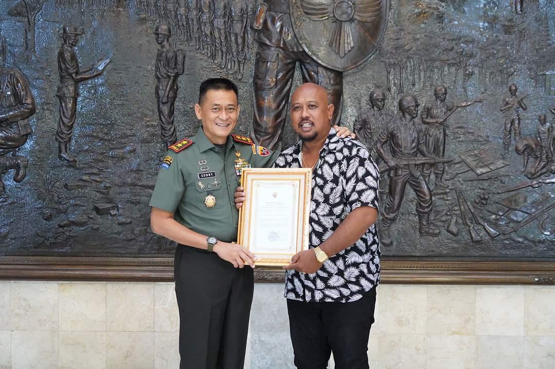 Sukses Bawakan Lagu “Bersama TNI”, Pangdam IX/Udayana Berikan Penghargaan Kepada Mr. Botax