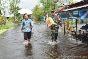 Kodim 1002/HST Salurkan Bantuan Logistik Kepada Warga Terdampak Banjir di Desa Kayu Rabah