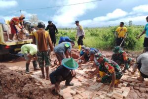 Jalan Poros Rusak Parah, Babinsa Tanah Miring dan Masyarakat Perbaiki Jalan