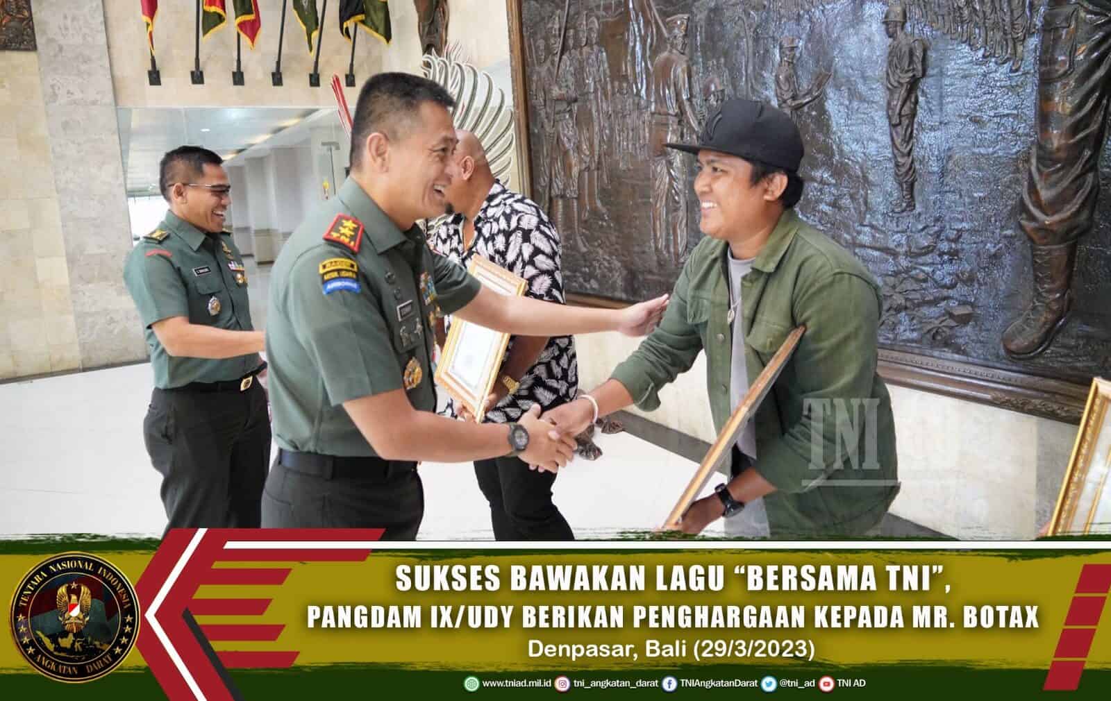 Sukses Bawakan Lagu “Bersama TNI”, Pangdam IX/Udayana Berikan Penghargaan Kepada Mr. Botax