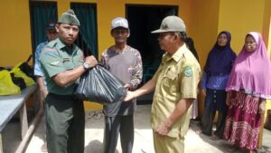 Sambung Erat Silaturahmi, Danramil 1501-03/Jailolo Beri Bantuan Lansia Kurang Mampu Di Desa Sidangoli Gam