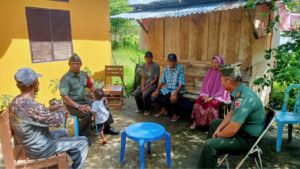 Sambung Erat Silaturahmi, Danramil 1501-03/Jailolo Beri Bantuan Lansia Kurang Mampu Di Desa Sidangoli Gam