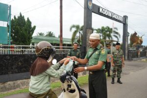 Berbagi di Bulan Penuh Berkah, Satuan Jajaran TNI AD Bagikan Takjil Pada Masyarakat