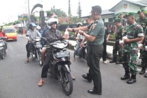 Berbagi di Bulan Penuh Berkah, Satuan Jajaran TNI AD Bagikan Takjil Pada Masyarakat