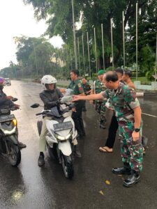 Berbagi di Bulan Penuh Berkah, Satuan Jajaran TNI AD Bagikan Takjil Pada Masyarakat