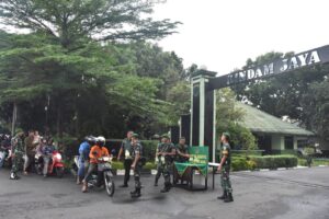 Berbagi di Bulan Penuh Berkah, Satuan Jajaran TNI AD Bagikan Takjil Pada Masyarakat