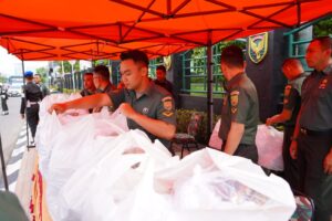 Berbagi Takjil, Pejabat Kodam dan Persit KCK PD II/Swj Turun Kejalan