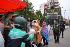 Berbagi Takjil, Pejabat Kodam dan Persit KCK PD II/Swj Turun Kejalan