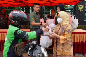 Berbagi Takjil, Pejabat Kodam dan Persit KCK PD II/Swj Turun Kejalan