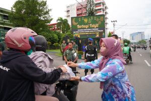 Berbagi Takjil, Pejabat Kodam dan Persit KCK PD II/Swj Turun Kejalan