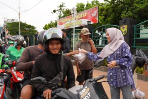 Berbagi Takjil, Pejabat Kodam dan Persit KCK PD II/Swj Turun Kejalan