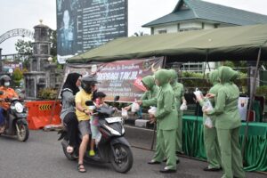 Keluarga Besar Korem 042/Gapu Berbagi Takjil Buka Puasa Untuk Masyarakat Pengguna Jalan