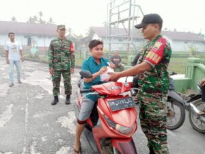 Kodim 0303 Bengkalis Berbagi Takjil di 4 Kecamatan, Warga Sumringah