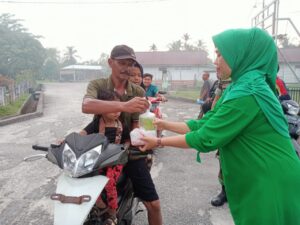 Kodim 0303 Bengkalis Berbagi Takjil di 4 Kecamatan, Warga Sumringah