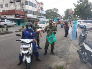 Kodim 0303 Bengkalis Berbagi Takjil di 4 Kecamatan, Warga Sumringah