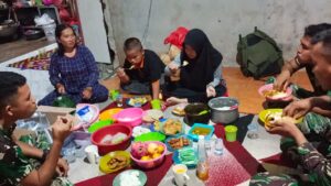 Ramadhan Kasih Sayang, Yonif 147/Kgj Berbuka Puasa di Rumah – Rumah Warga Masyarakat Desa Belilik