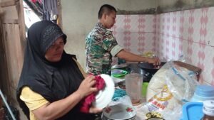 Ramadhan Kasih Sayang, Yonif 147/Kgj Berbuka Puasa di Rumah – Rumah Warga Masyarakat Desa Belilik