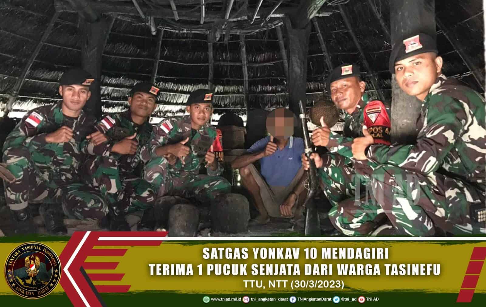 Satgas Yonkav 10/Mendagiri Terima 1 Pucuk Senjata Rakitan Di Desa Tasinefu