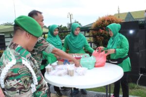 Kodim 0402/OKI Bagikan Takjil Jelang Buka Puasa