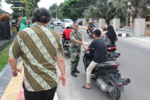 Kodim 0402/OKI Bagikan Takjil Jelang Buka Puasa