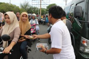 Kodim 0104/Atim Bagikan Takjil Untuk Warga Pengguna Jalan