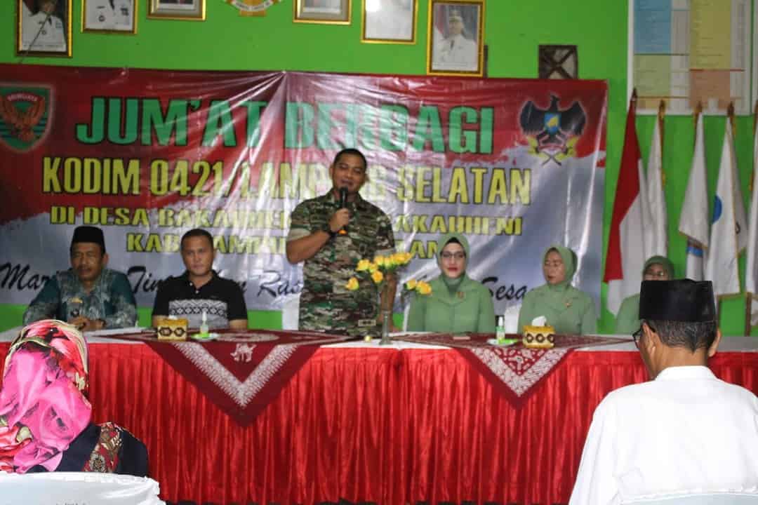 Dandim 0421/Lampung Selatan Pimpin Kegiatan Jumat Berbagi di Bakauheni