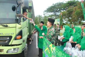 Komandan Kodim 0426/Tb Didampingi Langsung Ketua Persit KCK Cabang XLIX Berbagi Takjil Gratis