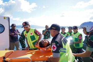 Kolaborasi Bekangdam dan Kesdam Pattimura Evakuasi Korban Kecelakaan Laut