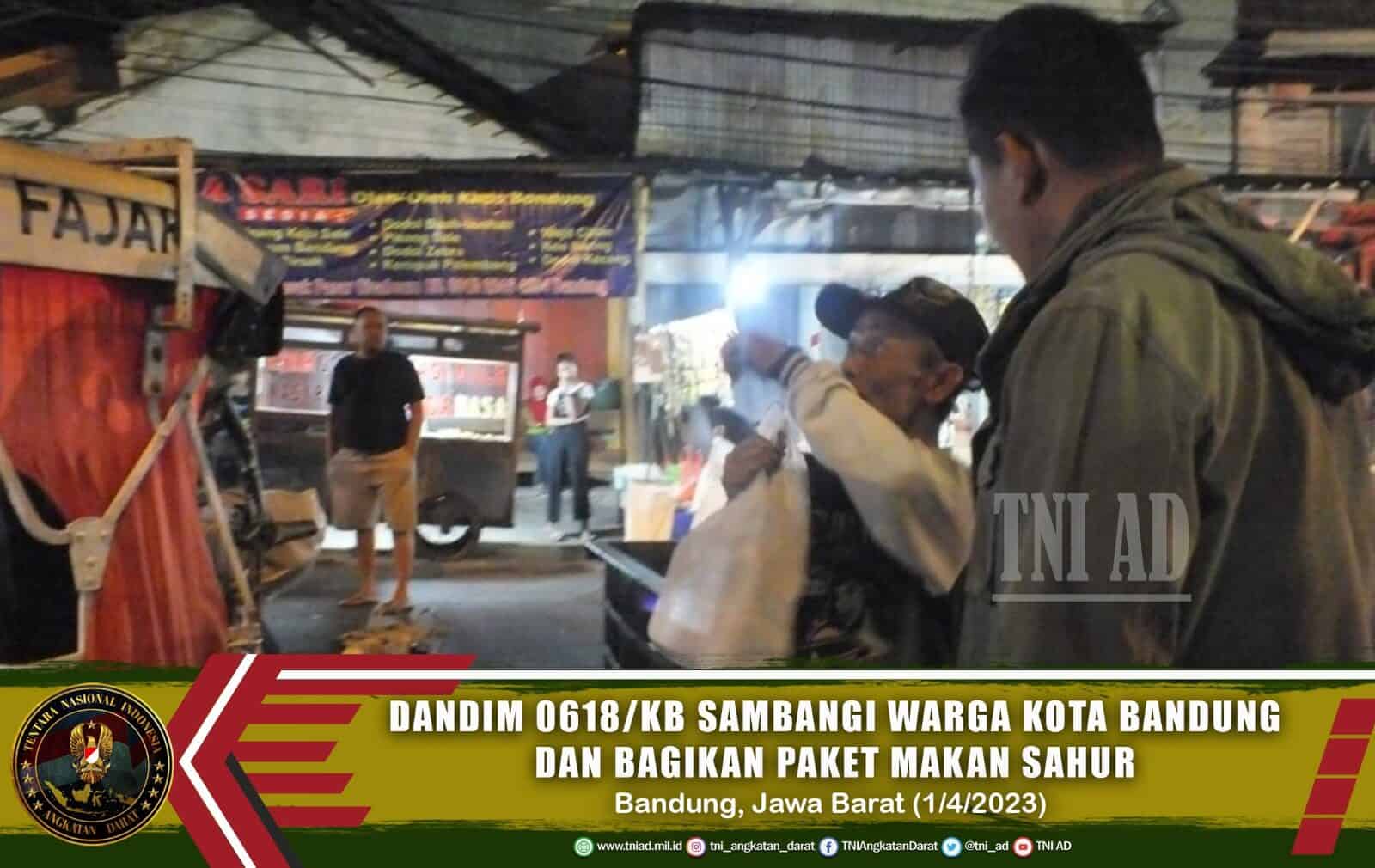 Dandim 0618/KB Sambangi Warga Kota Bandung dan Bagikan Paket Makan Sahur
