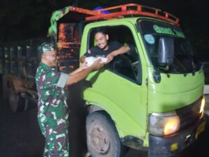 Jajaran Kodim 0602/Serang, Bagikan 1000 Paket Makan Sahur Untuk Warga