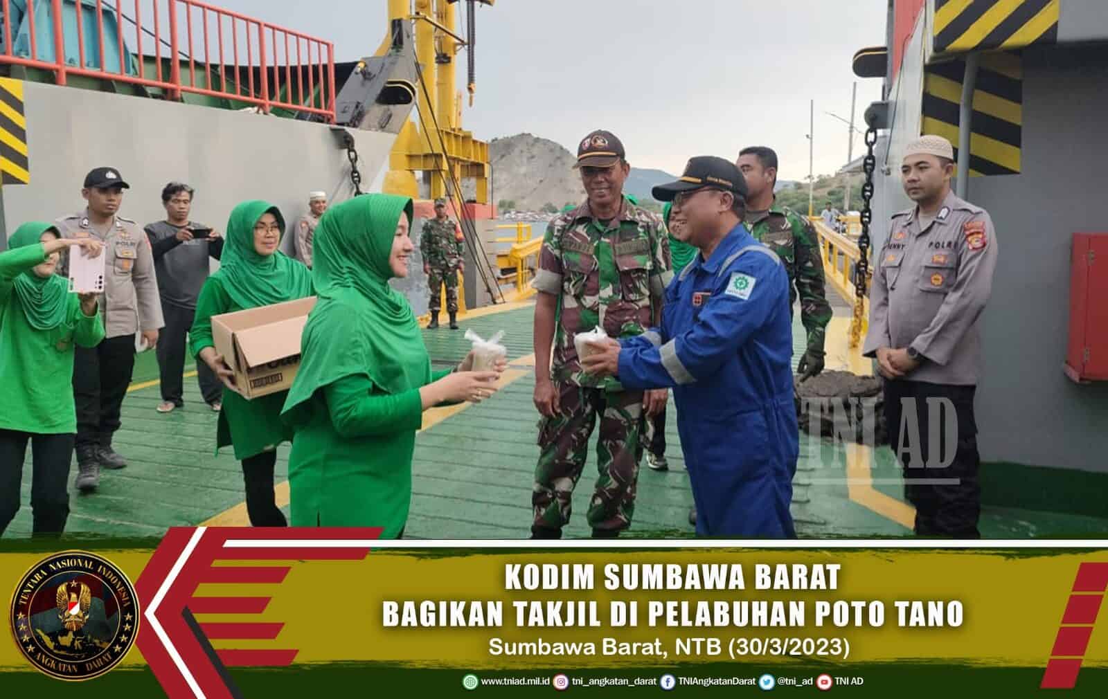 Indahnya Berbagi di Bulan Ramadhan, Kodim Sumbawa Barat Bagikan Takjil di Pelabuhan Poto Tano