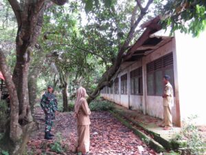 Tim Kodim 0402/OKI Meninjau Sekolah Yang Rusak Di wilayah Binaan