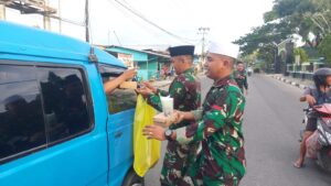 Ramadhan di Perbatasan, Satgas Yonif 621/Manuntung Bagi Takjil Kepada Masyarakat