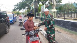 Ramadhan di Perbatasan, Satgas Yonif 621/Manuntung Bagi Takjil Kepada Masyarakat