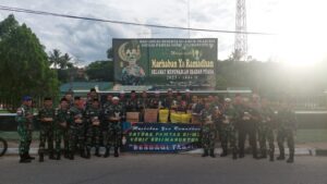 Ramadhan di Perbatasan, Satgas Yonif 621/Manuntung Bagi Takjil Kepada Masyarakat