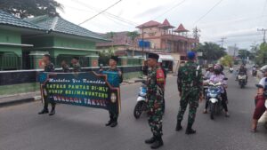 Ramadhan di Perbatasan, Satgas Yonif 621/Manuntung Bagi Takjil Kepada Masyarakat