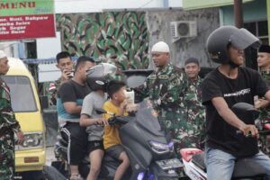 Ramadhan di Perbatasan, Satgas Yonif 621/Manuntung Bagi Takjil Kepada Masyarakat