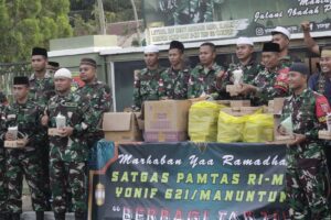 Ramadhan di Perbatasan, Satgas Yonif 621/Manuntung Bagi Takjil Kepada Masyarakat