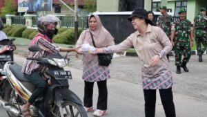 Berburu Berkah Ramadhan, Keluarga Besar Korem 092/Mrl Bagi Takjil