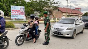 Berburu Berkah Ramadhan, Keluarga Besar Korem 092/Mrl Bagi Takjil