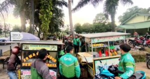 Dandim 0413/Bangka Bersama Driver Ojol Borong Takjil Para Pedagang Dalam Program Geber Berkah