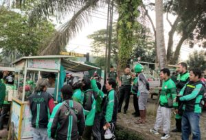 Dandim 0413/Bangka Bersama Driver Ojol Borong Takjil Para Pedagang Dalam Program Geber Berkah