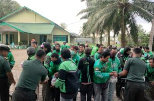 Dandim 0413/Bangka Bersama Driver Ojol Borong Takjil Para Pedagang Dalam Program Geber Berkah