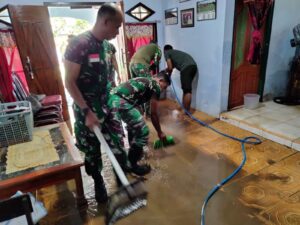 Sungai Padolo Bima Meluap, Koramil Rasanae Bersihkan Rumah Warga Pasca Banjir