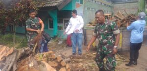 Pasca Puting Beliung, Posramil 1620-01/Praya Bersihkan Sisa Puing Pohon Tumbang