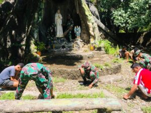 Sambut Paskah, Satgas Yonkav 10 Lakukan Kerja Bakti di Gua Maria Bolkauna Bersama Komunitas Pemuda Gereja