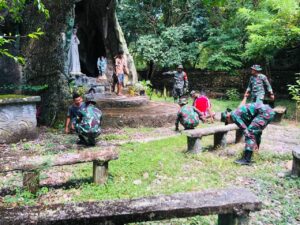 Sambut Paskah, Satgas Yonkav 10 Lakukan Kerja Bakti di Gua Maria Bolkauna Bersama Komunitas Pemuda Gereja