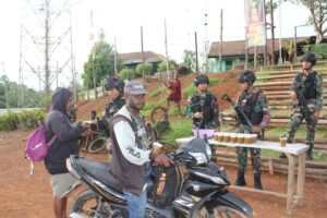 Jalani Ramadhan di Perbatasan, Satgas Pamtas Yonif 725/Woroagi Tebar Kebaikan Bagikan Takjil kepada Masyarakat di Perbatasan Papua