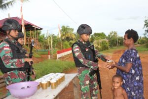 Jalani Ramadhan di Perbatasan, Satgas Pamtas Yonif 725/Woroagi Tebar Kebaikan Bagikan Takjil kepada Masyarakat di Perbatasan Papua