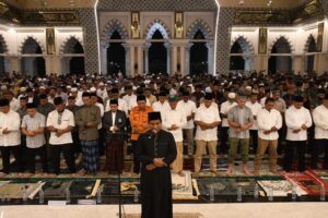 Tarawih di Masjid Raya Makassar, Pangdam Berharap Kebersamaan TNI Dengan Masyarakat Terjaga Baik